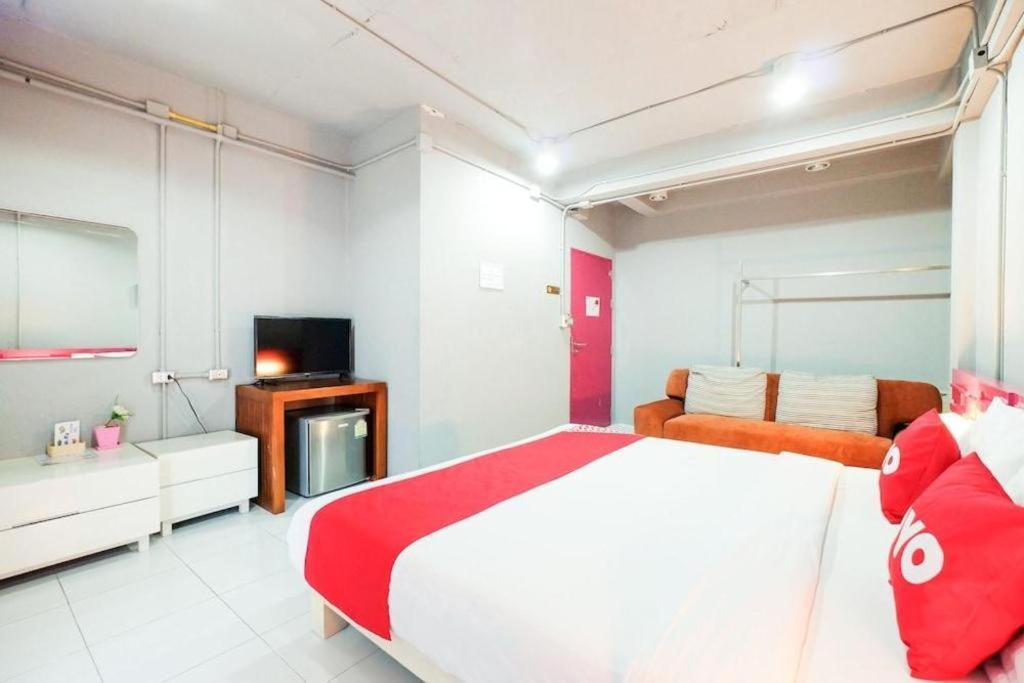 Oyo 292 The Oddy Hip Hotel Patong Екстериор снимка