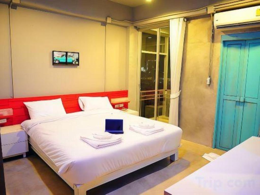 Oyo 292 The Oddy Hip Hotel Patong Екстериор снимка
