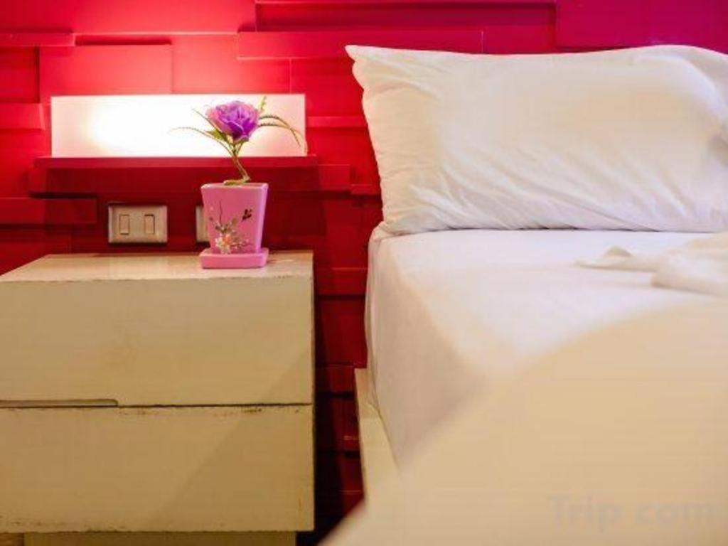 Oyo 292 The Oddy Hip Hotel Patong Екстериор снимка