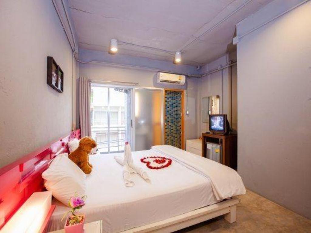 Oyo 292 The Oddy Hip Hotel Patong Екстериор снимка