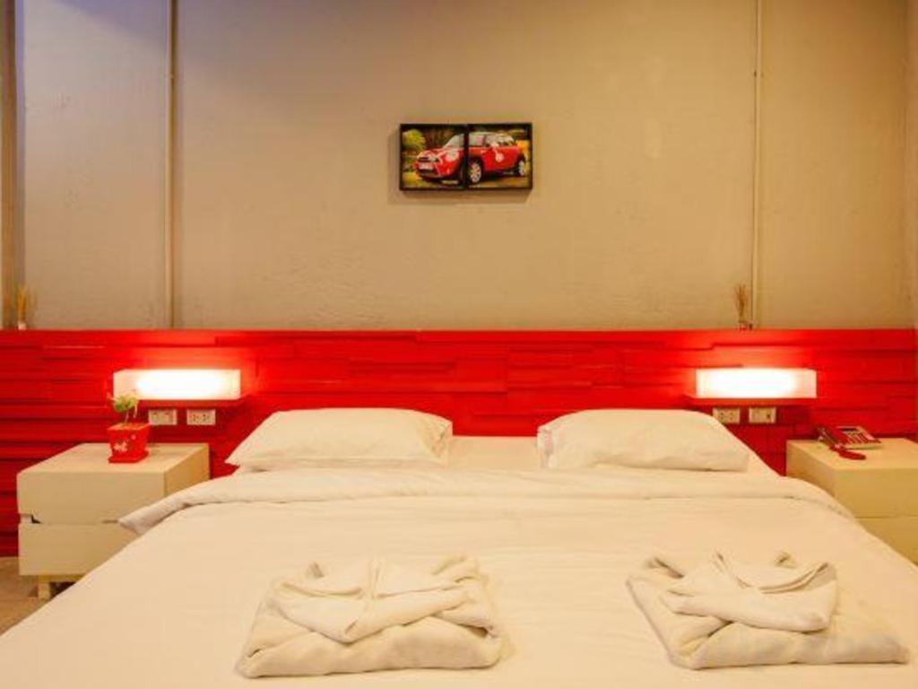 Oyo 292 The Oddy Hip Hotel Patong Екстериор снимка