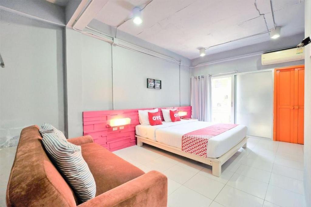 Oyo 292 The Oddy Hip Hotel Patong Екстериор снимка