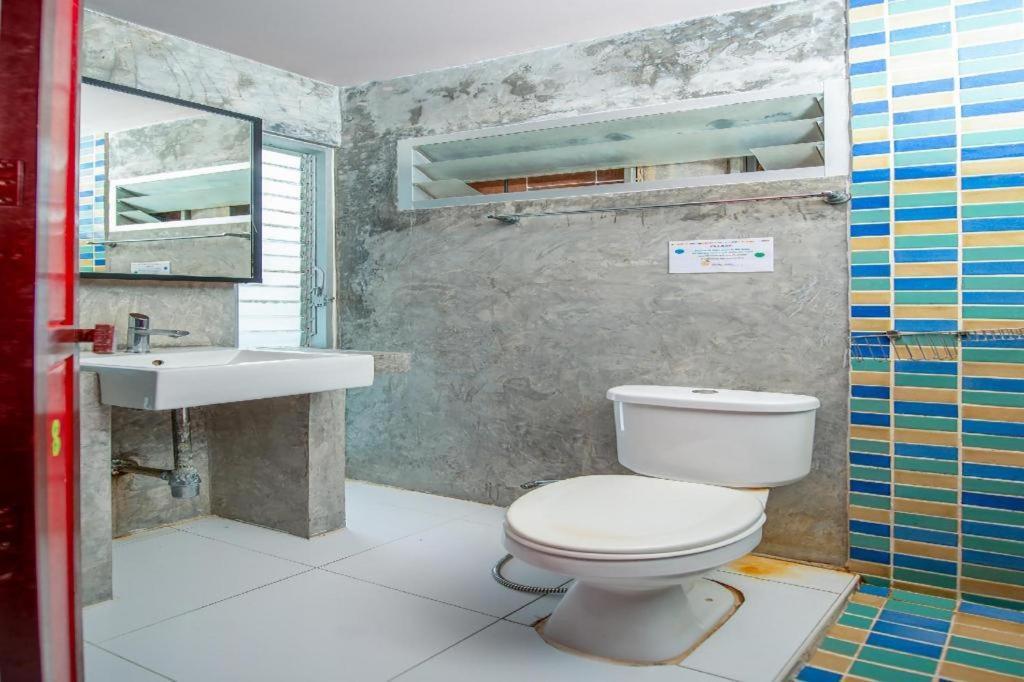 Oyo 292 The Oddy Hip Hotel Patong Екстериор снимка