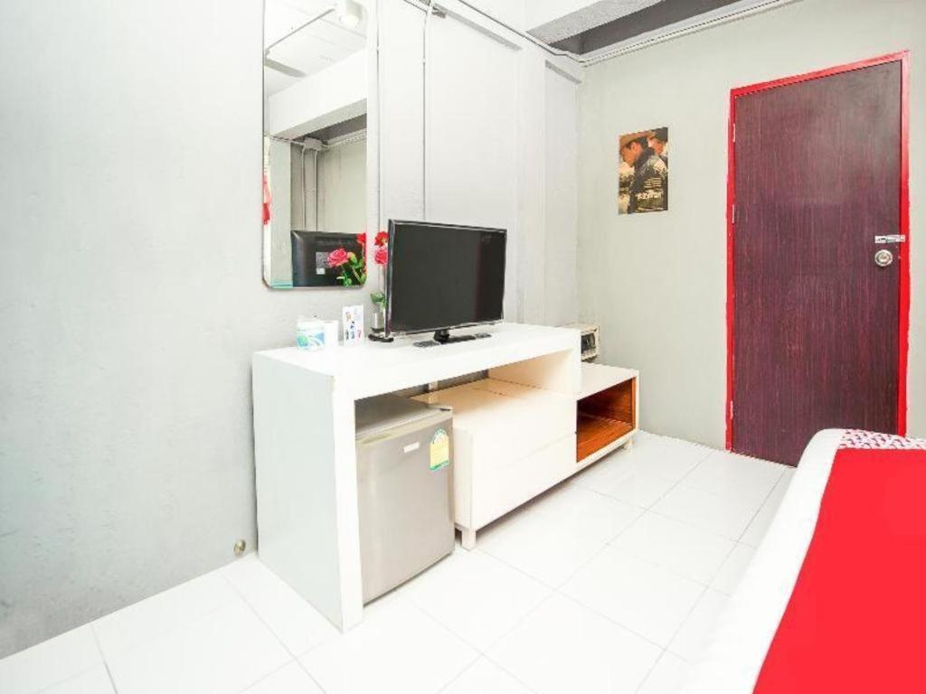Oyo 292 The Oddy Hip Hotel Patong Екстериор снимка